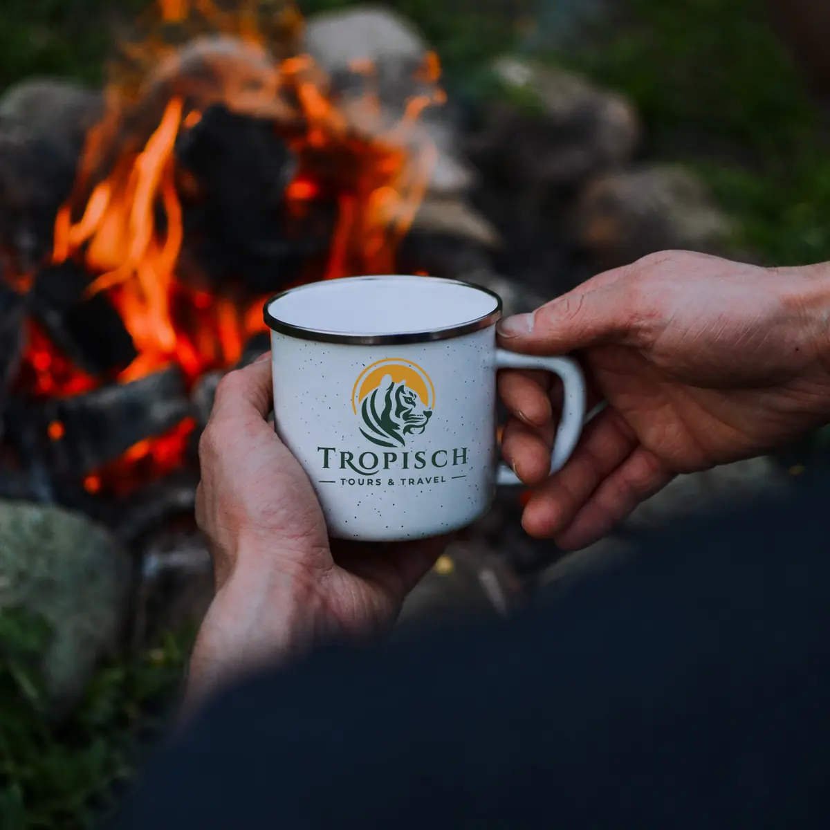 Tropisch Tours & Travel tin mug