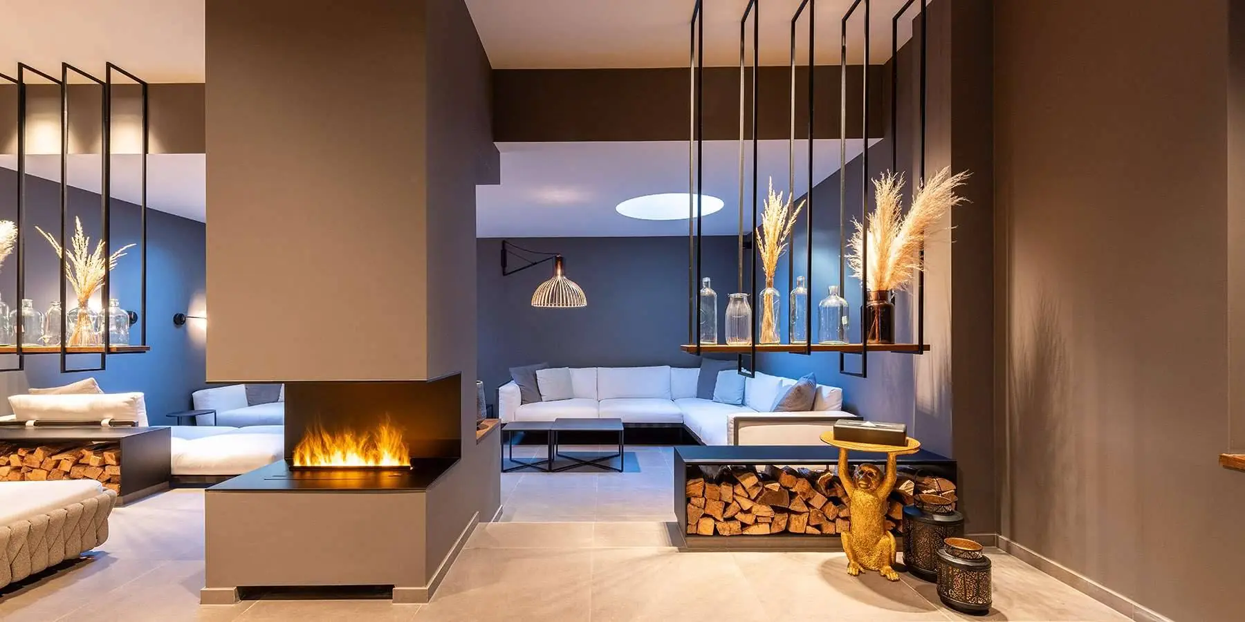 Be Charming Spa lounge with fireplace