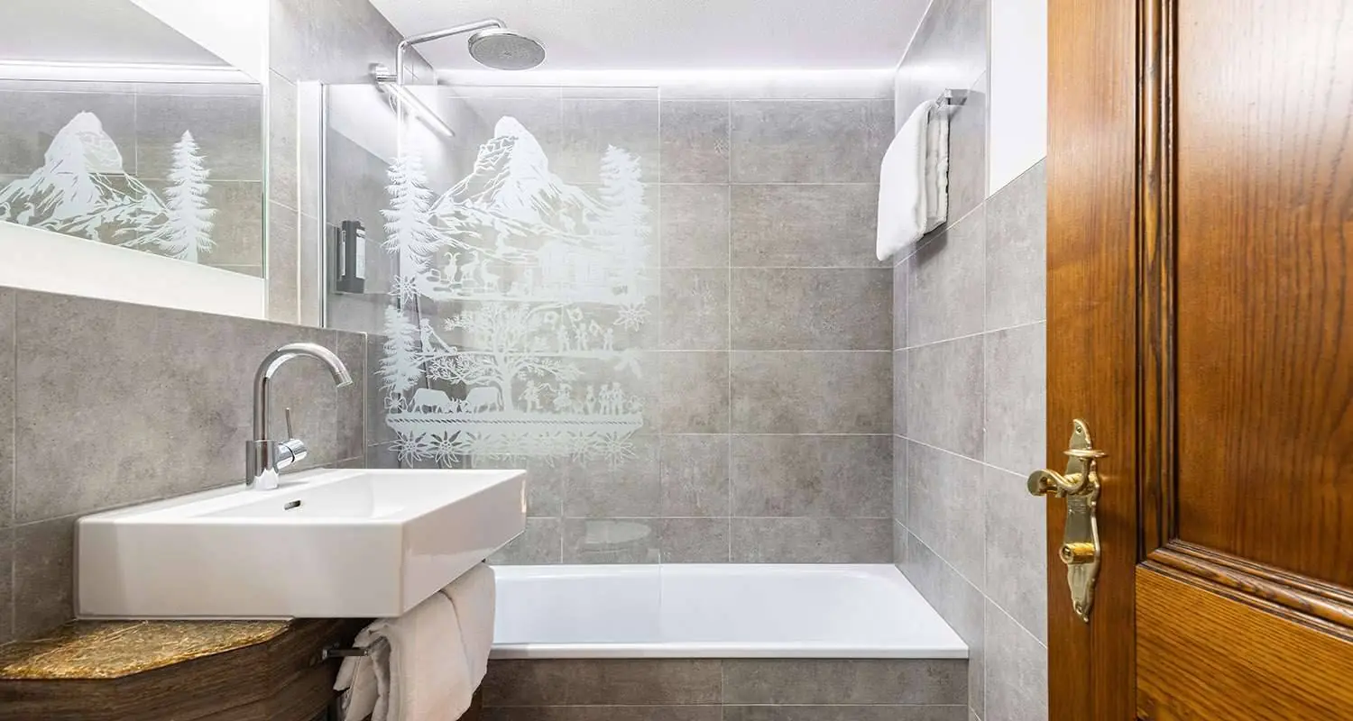 Swiss Double Room bathroom with bathtub