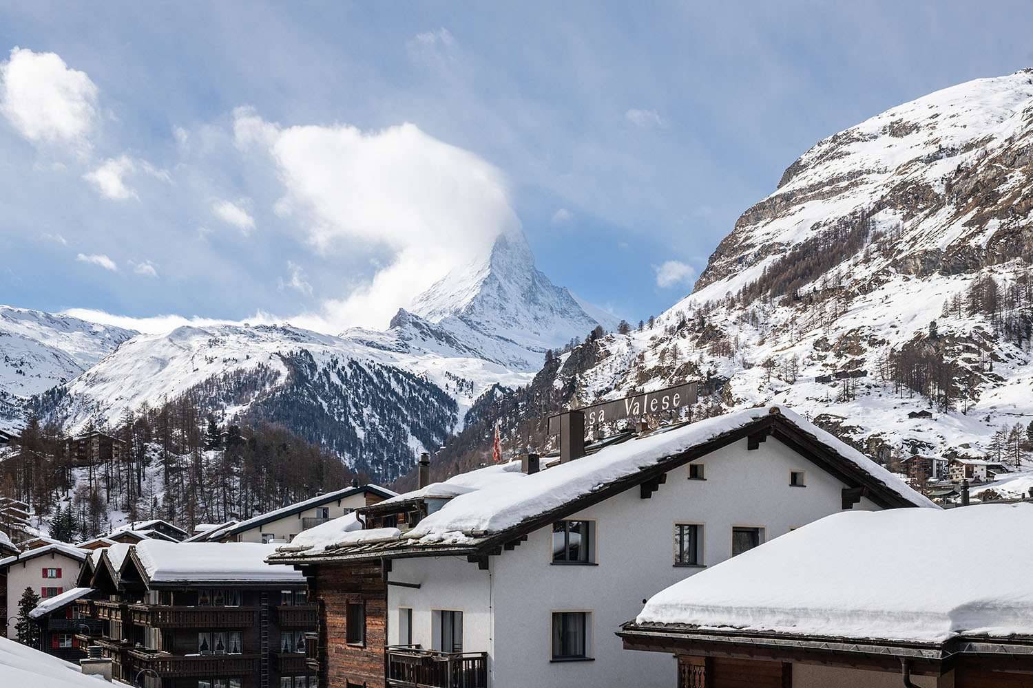 Vue sur le Cervin au-dessus des toits de Zermatt