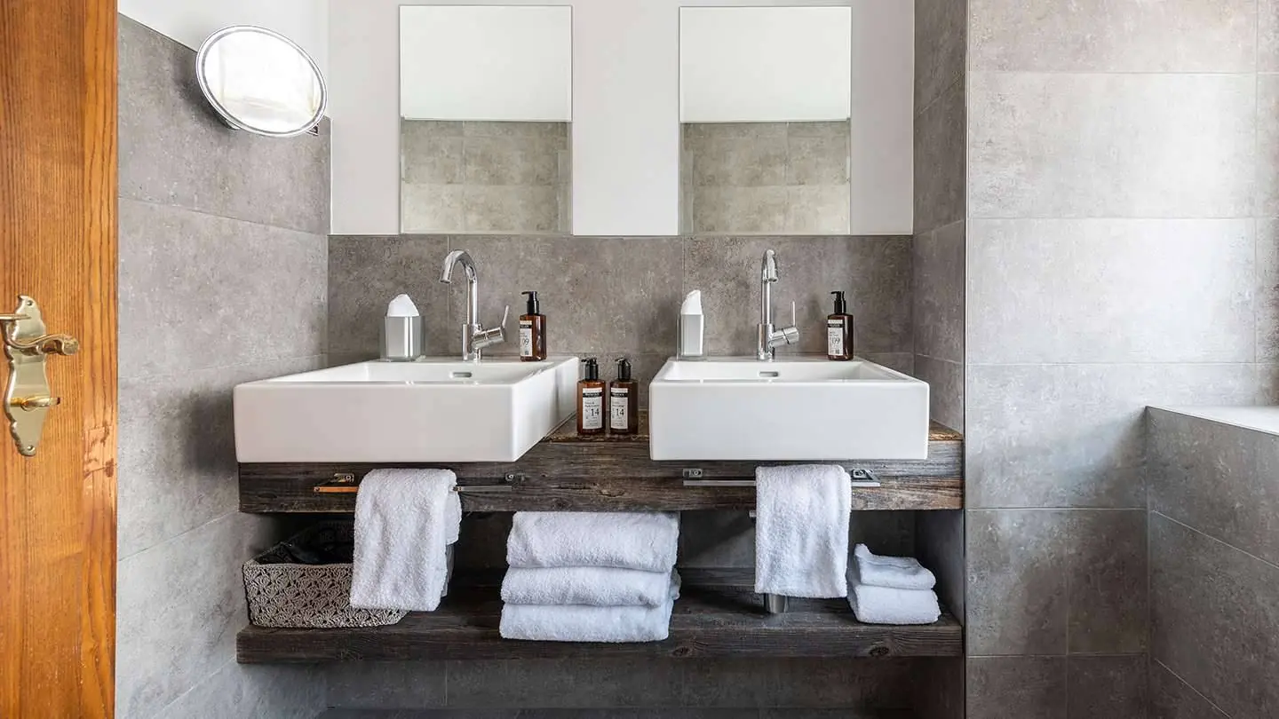 Double lavabo de la Swiss Friends Suite