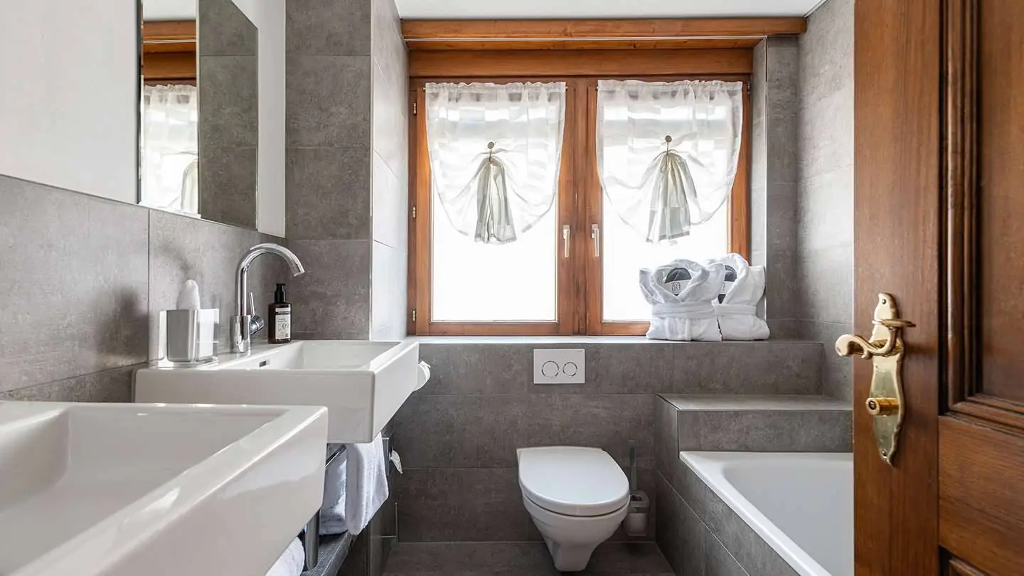 Salle de bains de la Swiss Friends Suite avec baignoire