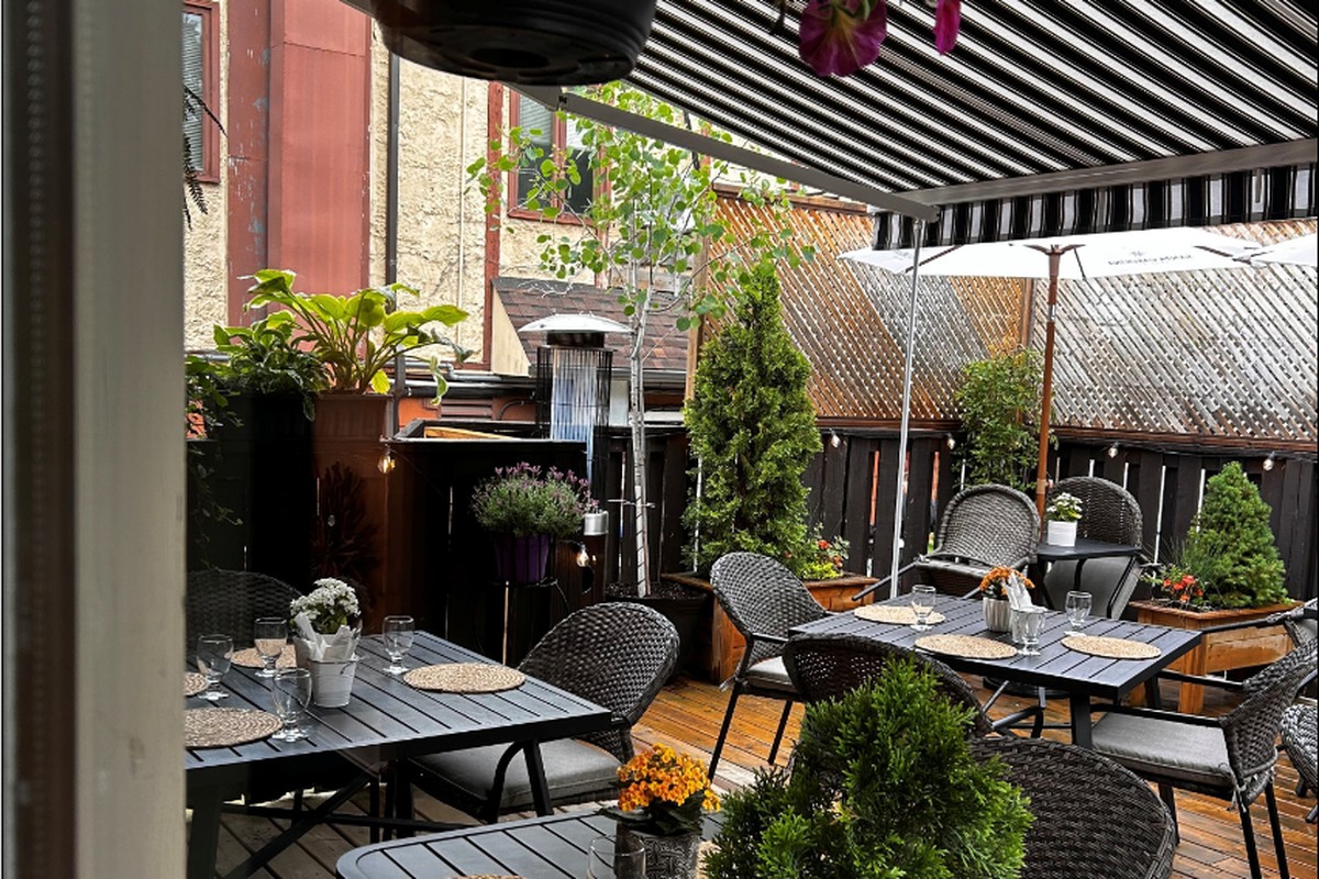 Outdoor patio dining at The Curly Willow Eatery