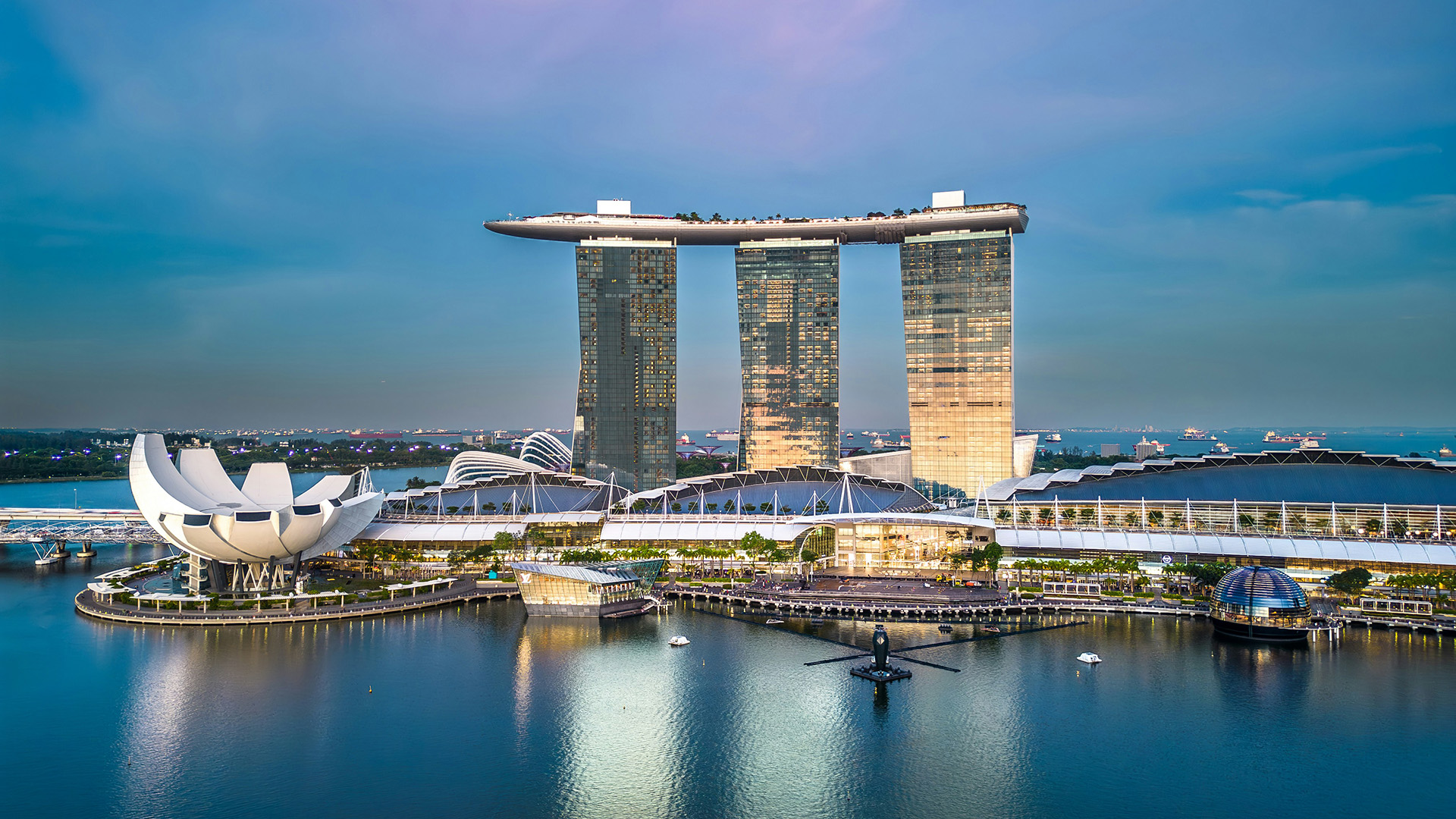 Marina Bay Sands and ArtScience Museum at twilight over Marina Bay